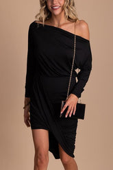 Schulterfreies Kleid mit unregelmäßigem Saum